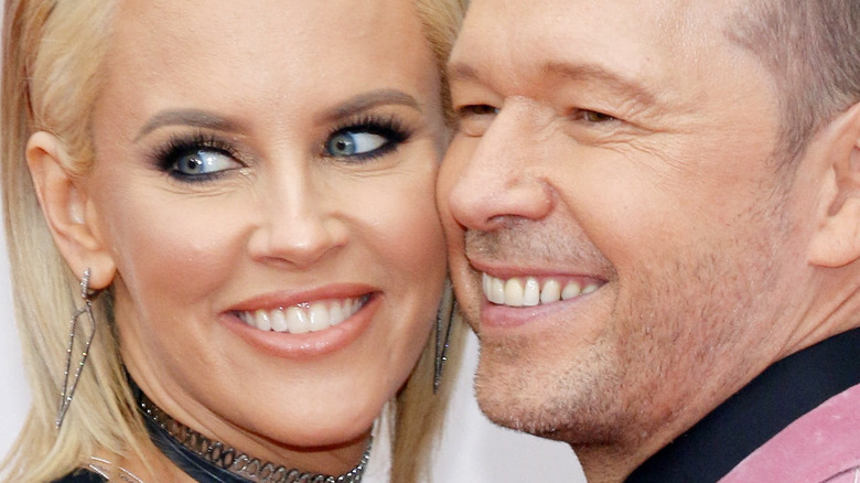 Jenny McCarthy and Donnie Wahlberg posing cheek-to-cheek