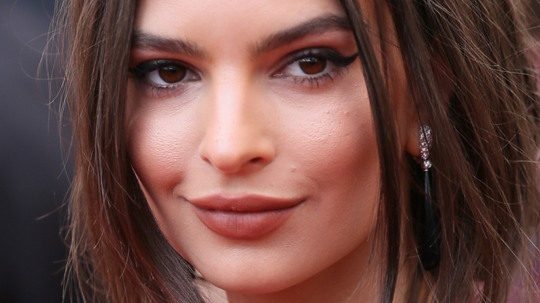 Emily Ratajkowski poses in a medium bob