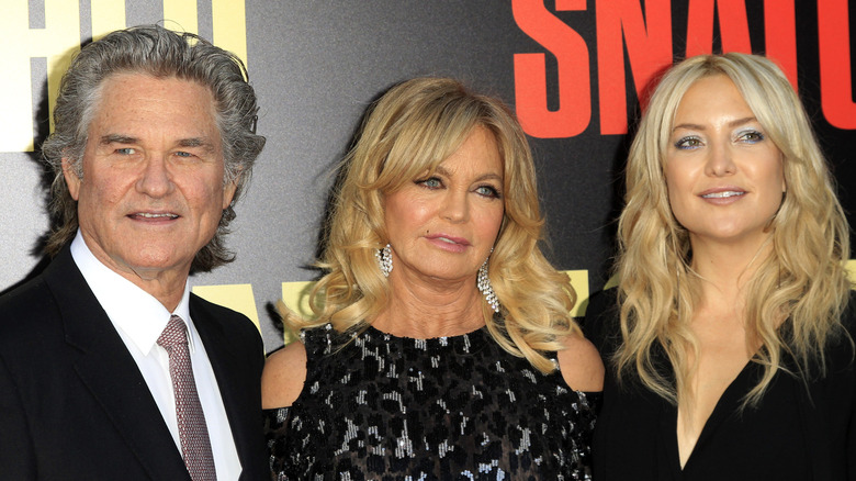 Kurt Russell, Goldie Hawn, and Kate Hudson posing and smiling at the 2017 premiere of Snatched