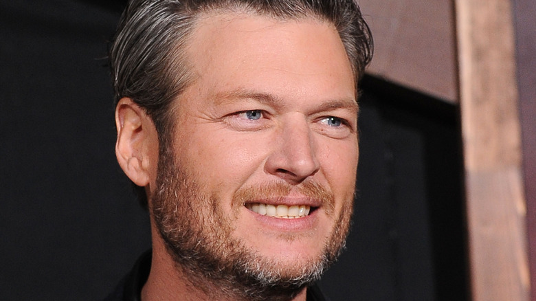 Blake Shelton posing for photos