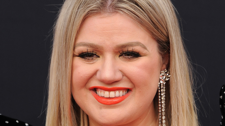 Kelly Clarkson red lipstick