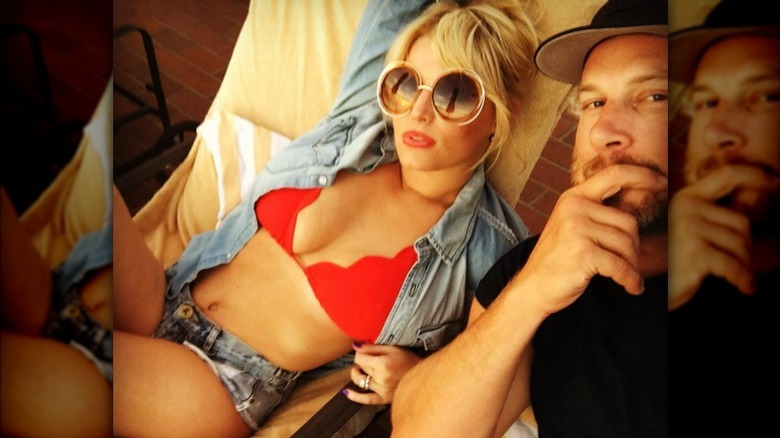 Jessica Simpson in bikini with husband