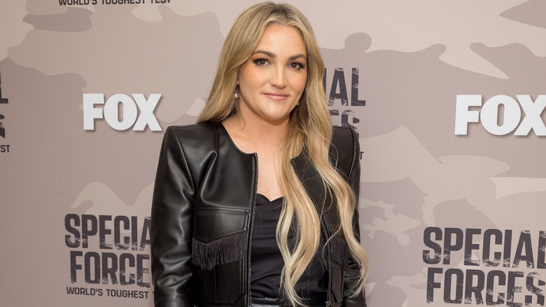 Jamie Lynn Spears posing