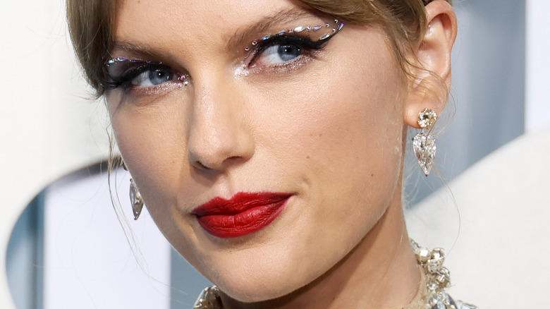 Taylor Swift red lipstick