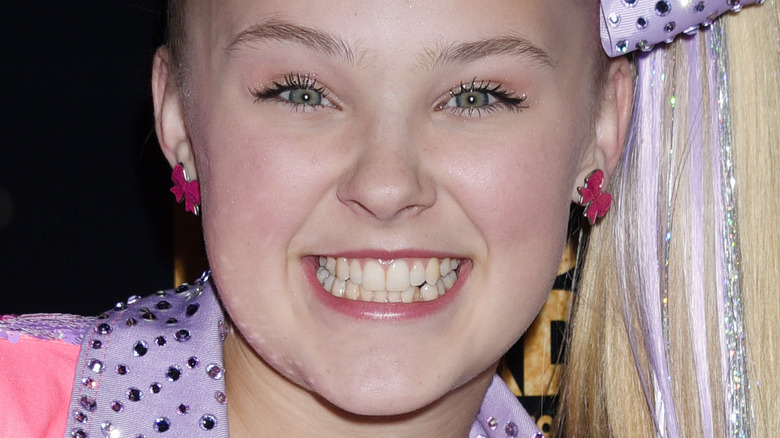 JoJo Siwa on red carpet 