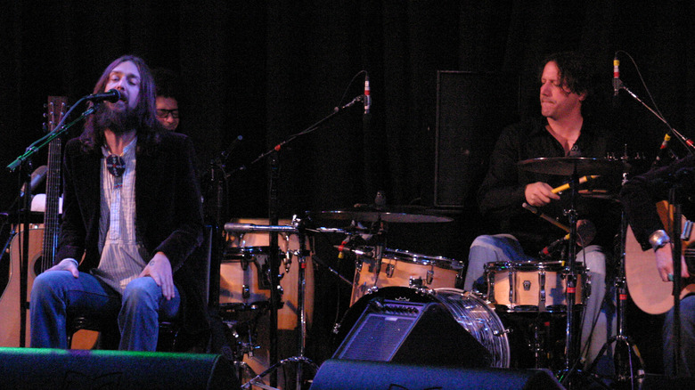 Chris Robinson and Steve Gorman performing 