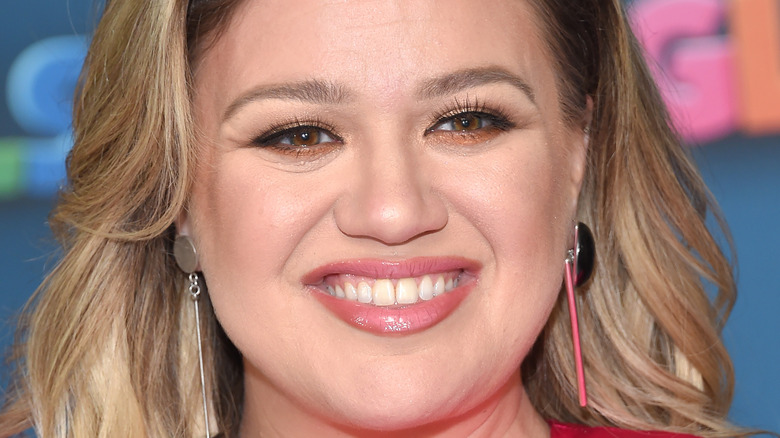 Kelly Clarkson smiling