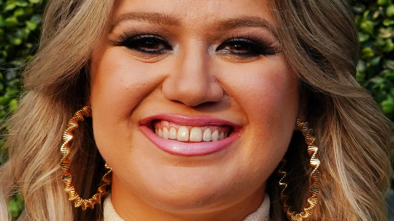 Kelly Clarkson smiling