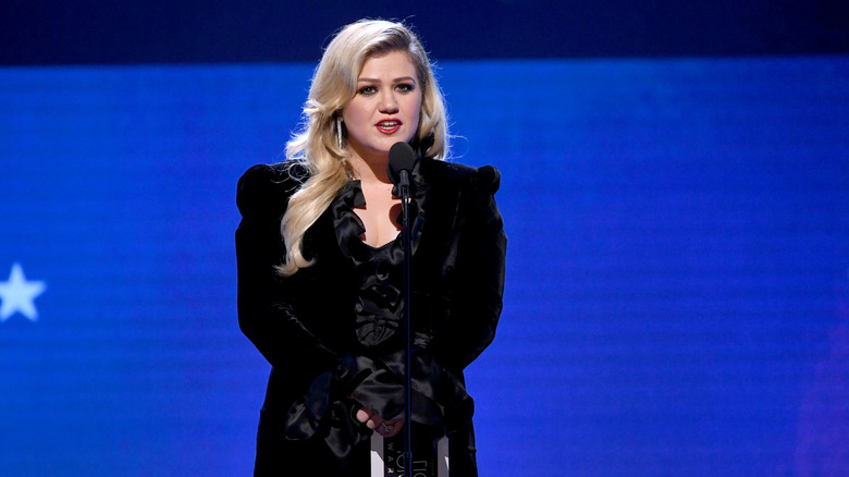 Kelly Clarkson talking on stage