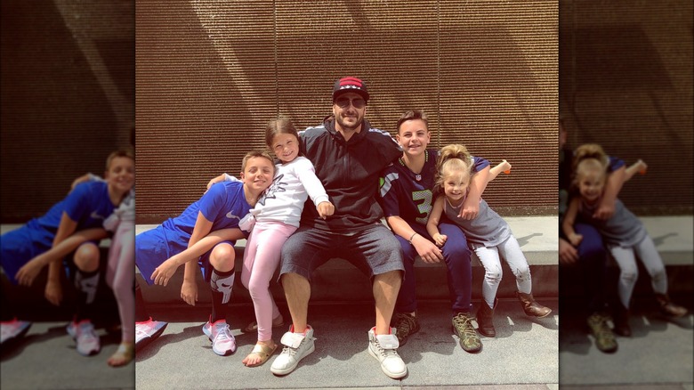 Kevin Federline posing with kids