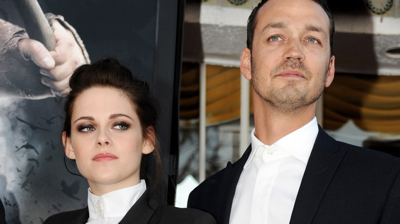 Kristen Stewart posing next to Rupert Sanders