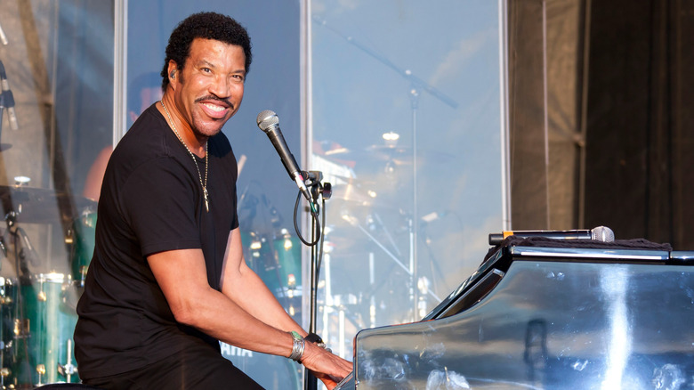 Lionel Richie playing the piano