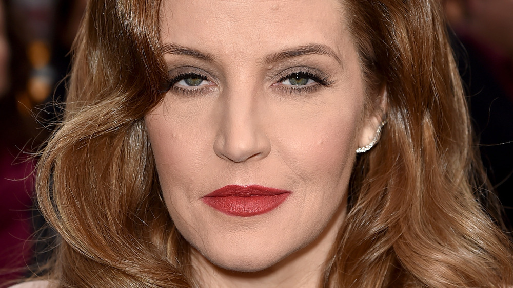 Lisa Marie Presley poses wearing red lipstick