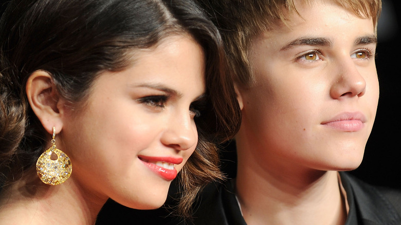 Justin Bieber and Selena Gomez posing