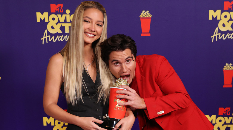 Madelyn Cline and Chase Stokes celebrating an award show win
