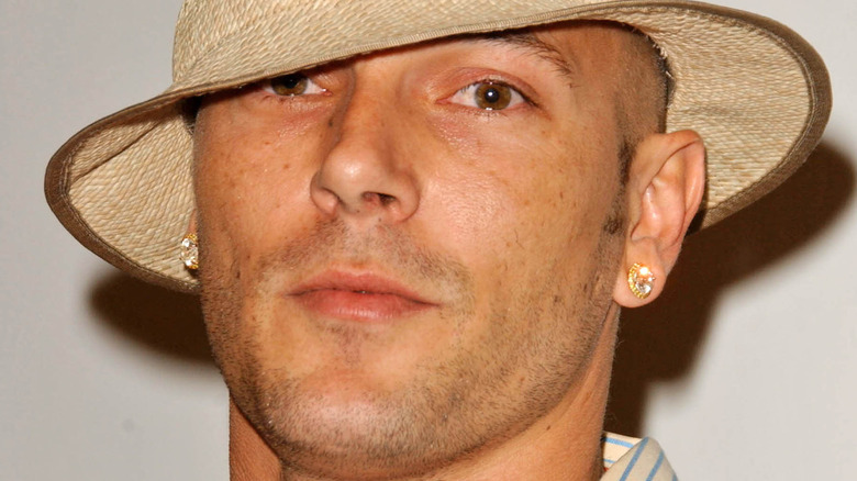 Kevin Federline poses in a hat