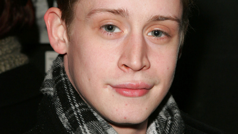 Macaulay Culkin wears a plaid scarf in 2005