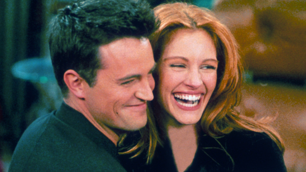 Matthew Perry & Julia Roberts on set of 'Friends'