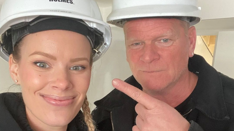 Mike Holmes pointing at his daughter