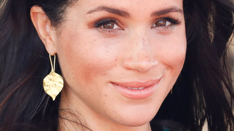 Meghan Markle gold leaf earrings