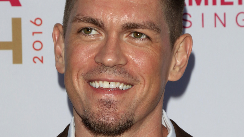 Steve Howey on the red carpet