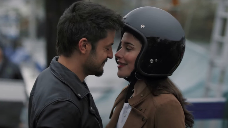 Tyler Hynes and Rhiannon Fish kiss in "A Picture of Her"