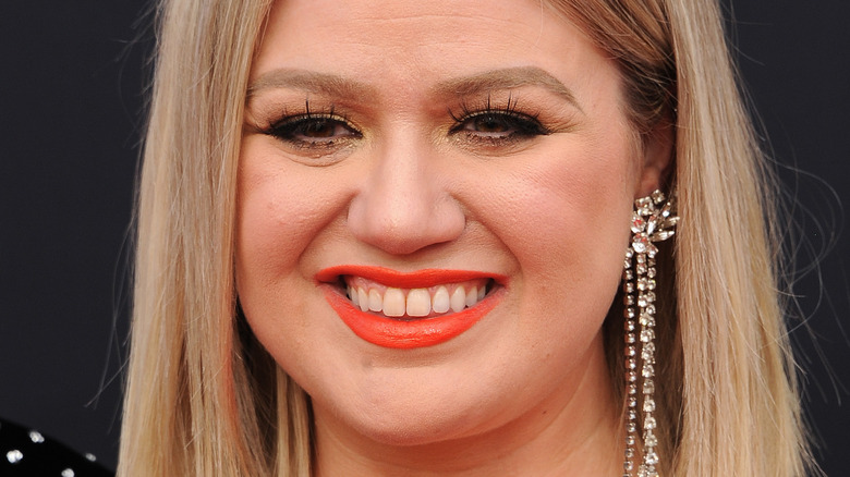 Kelly Clarkson smiling