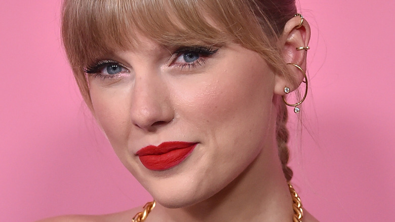 Taylor Swift posing at Billboard's 2019 Women in Music 