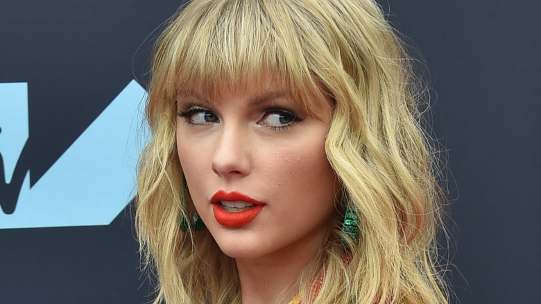 Taylor Swift posing, looking to side