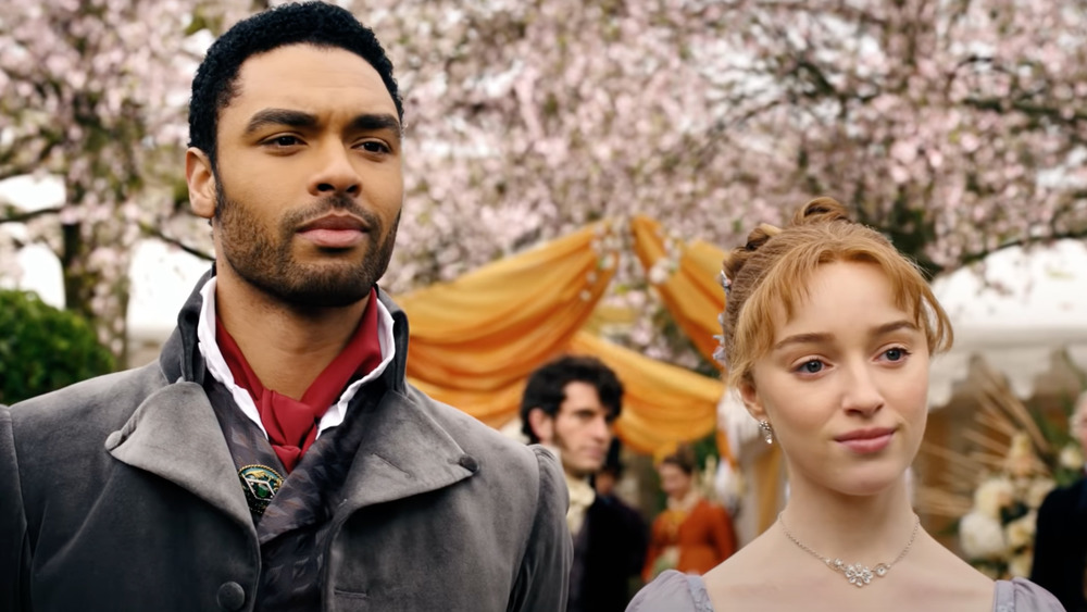 Regé-Jean Page and Phoebe Dynevor standing next to each other