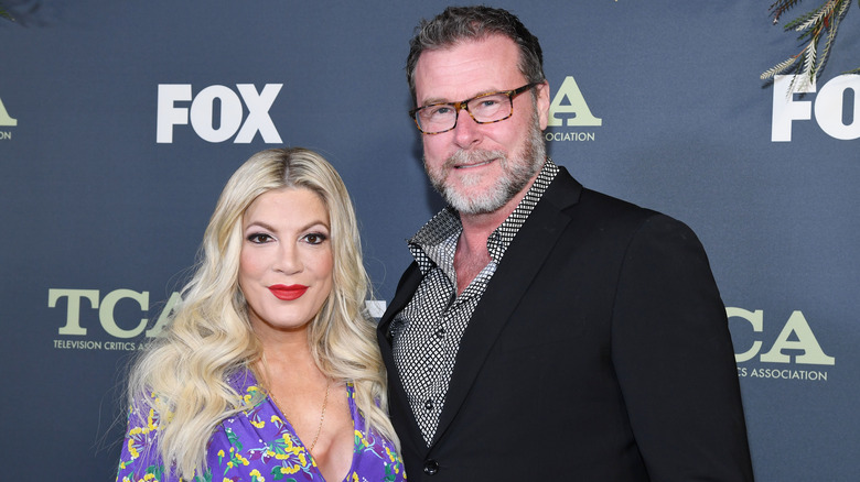 Tori Spelling and Dean McDermott smiling