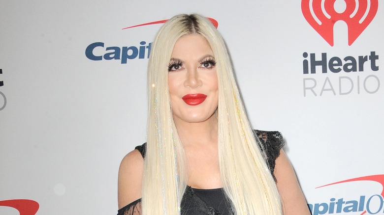 Tori Spelling red lipstick
