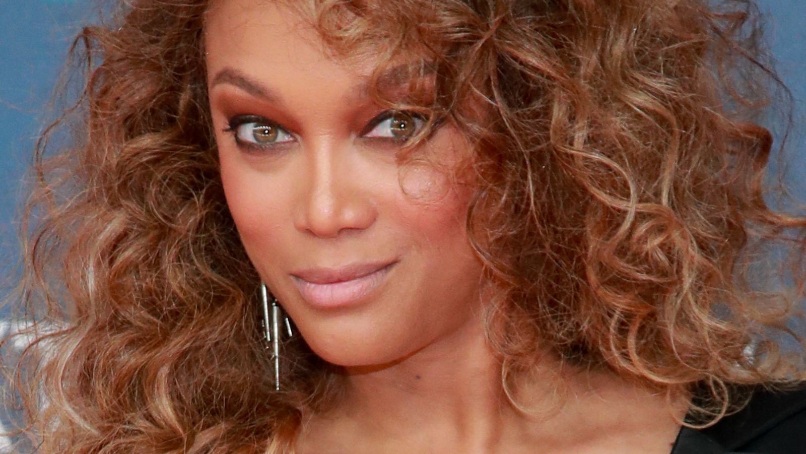 How Tyra Banks Really Feels About Julianne Hough Replacing Her As DWTS Host
