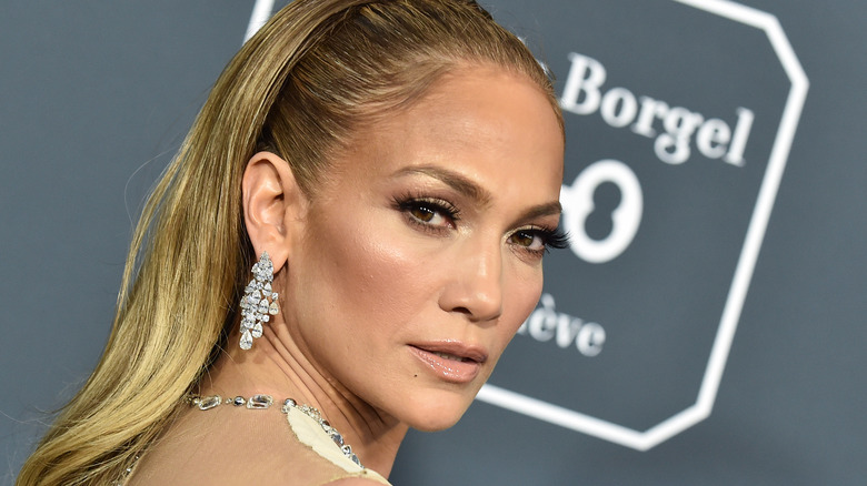Jennifer Lopez, posing