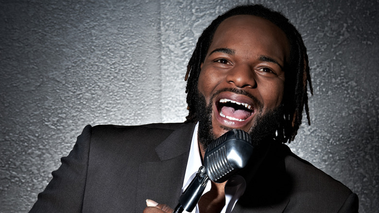 Jermaine Jones singing into a microphone for American Idol portrait