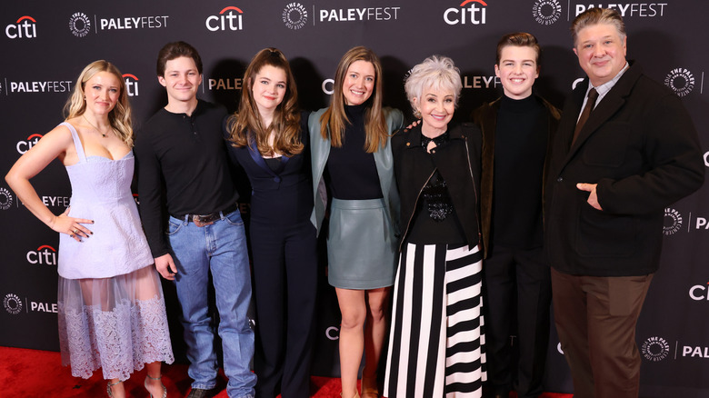 Iain Armitage posing with his 'Young Sheldon' castmates.
