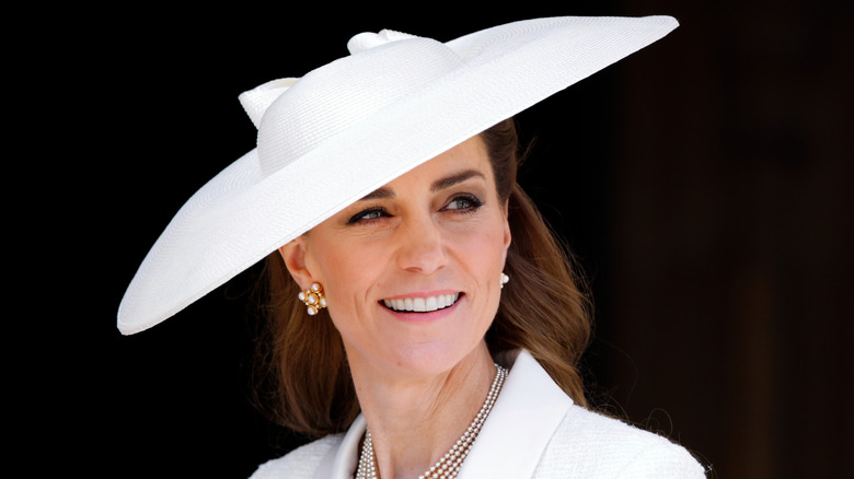 Kate Middelton wears a large hat