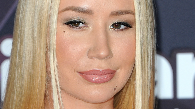 Iggy Azalea straight hair