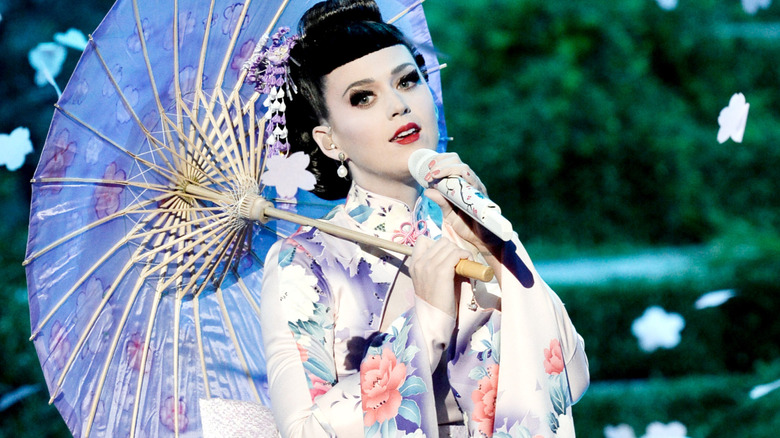 Katy Perry in geisha outfit