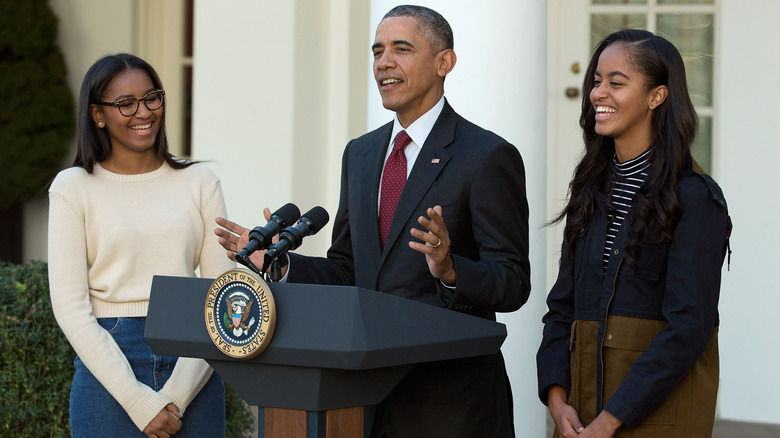 President Barack Obama delivers remarks with his daughters Sasha (L) and Malia during the annual turkey pardoning ceremony