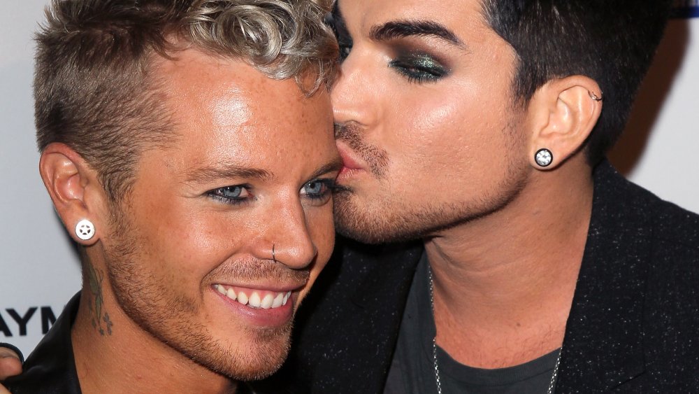 Adam gives Sauli a sweet smooch while on the red carpet