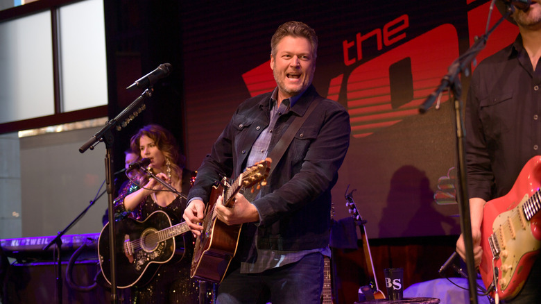 Blake Shelton performs