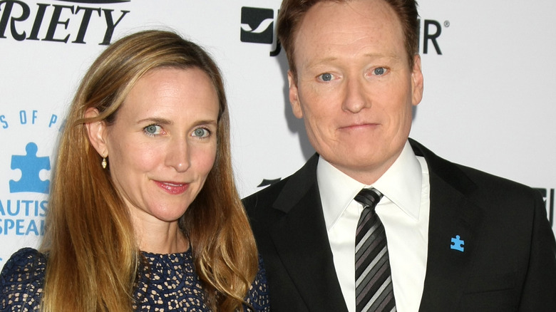 Liza Powel, Conan O'Brien, posing