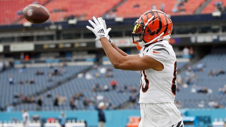 Tyler Boyd catching a ball