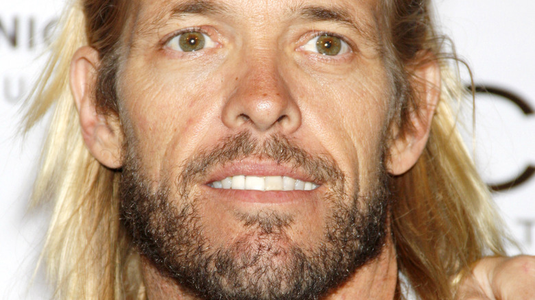 Taylor Hawkins posing