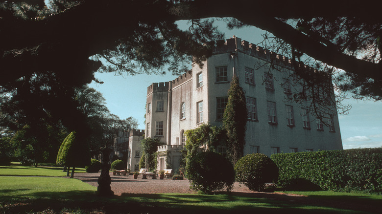 A photo of Glin Castle in 1990