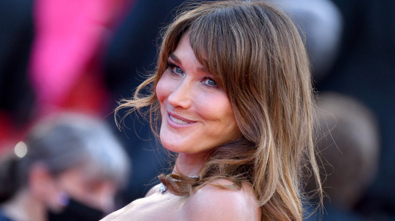 Carla Bruni smiling red carpet