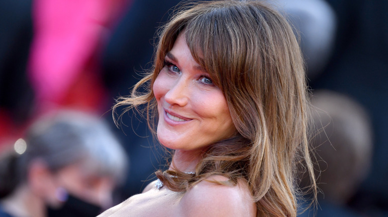 Carla Bruni smiling red carpet