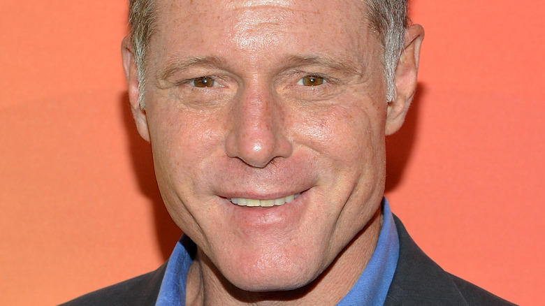 Jason Beghe poses in a suit.