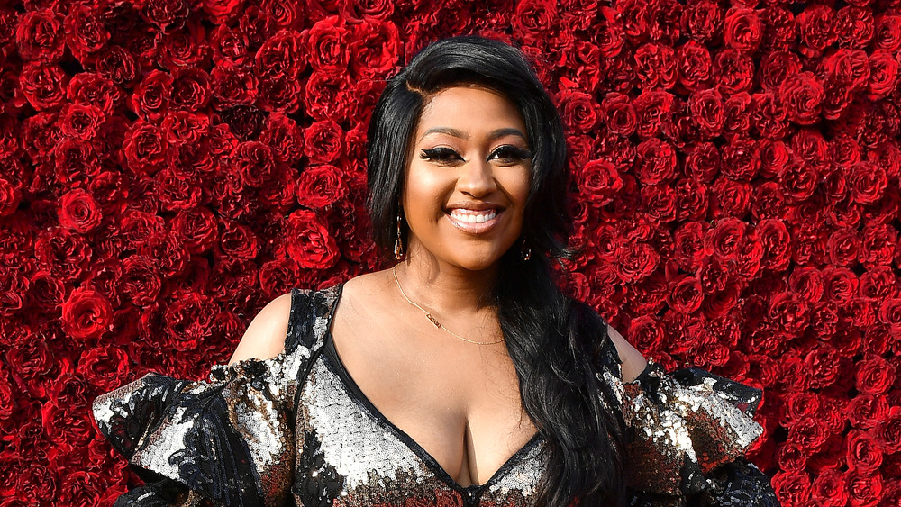 Jazmine Sullivan posing on red carpet